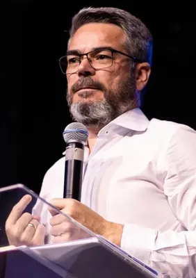 Lucio Andres pregando